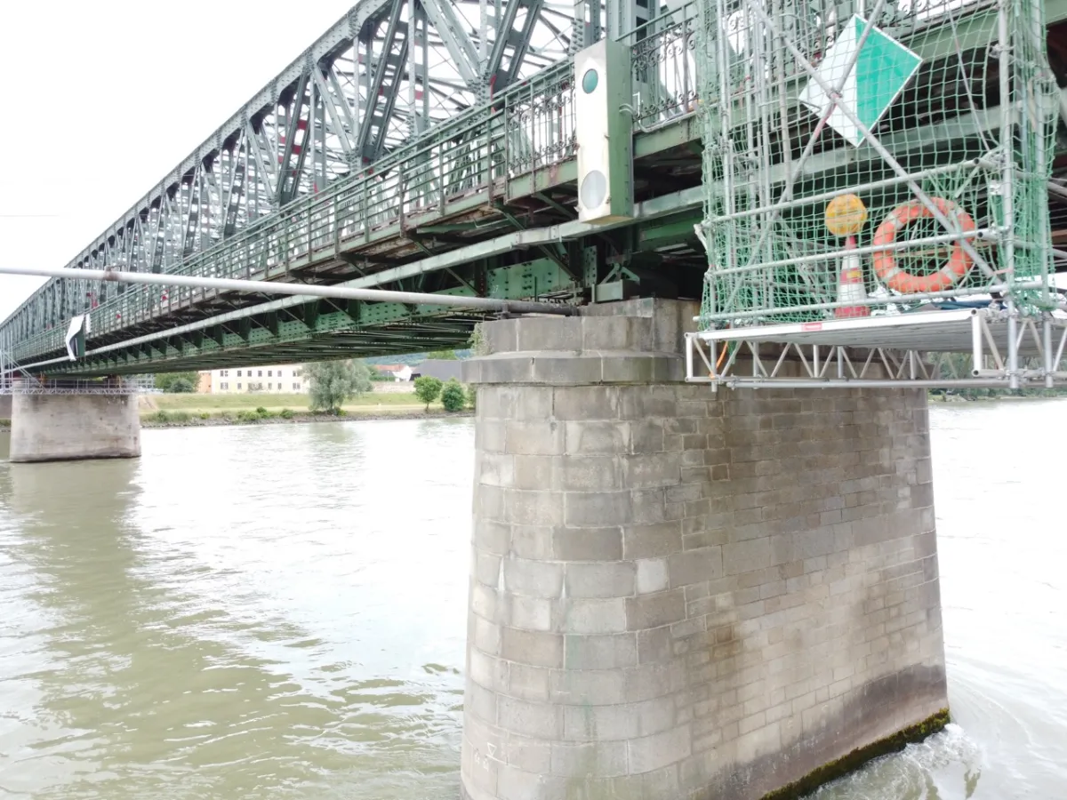 Ein Brückenpfeiler der Donaubrücke Stein-Mautern mit Arbeitsplattform und der Ampel, die den einstreifigen Verkehr regelt.